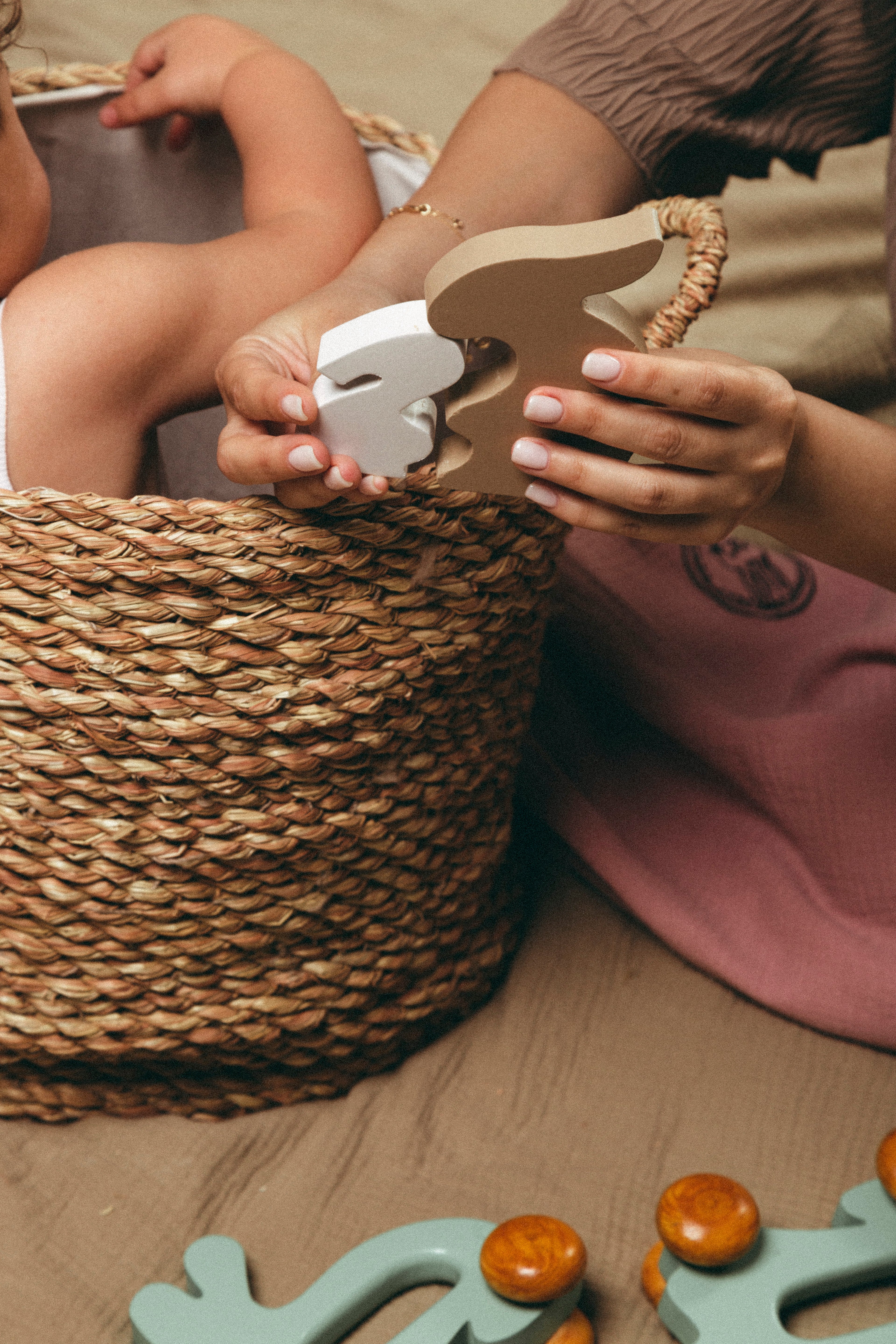 لعبة أرنب خشبية للأم وابنتها