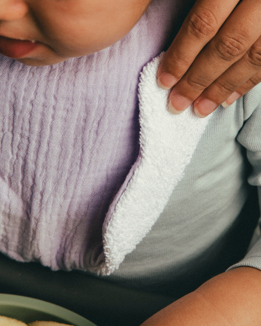 مريلة مزدوجة الطبقات باللون الأرجواني