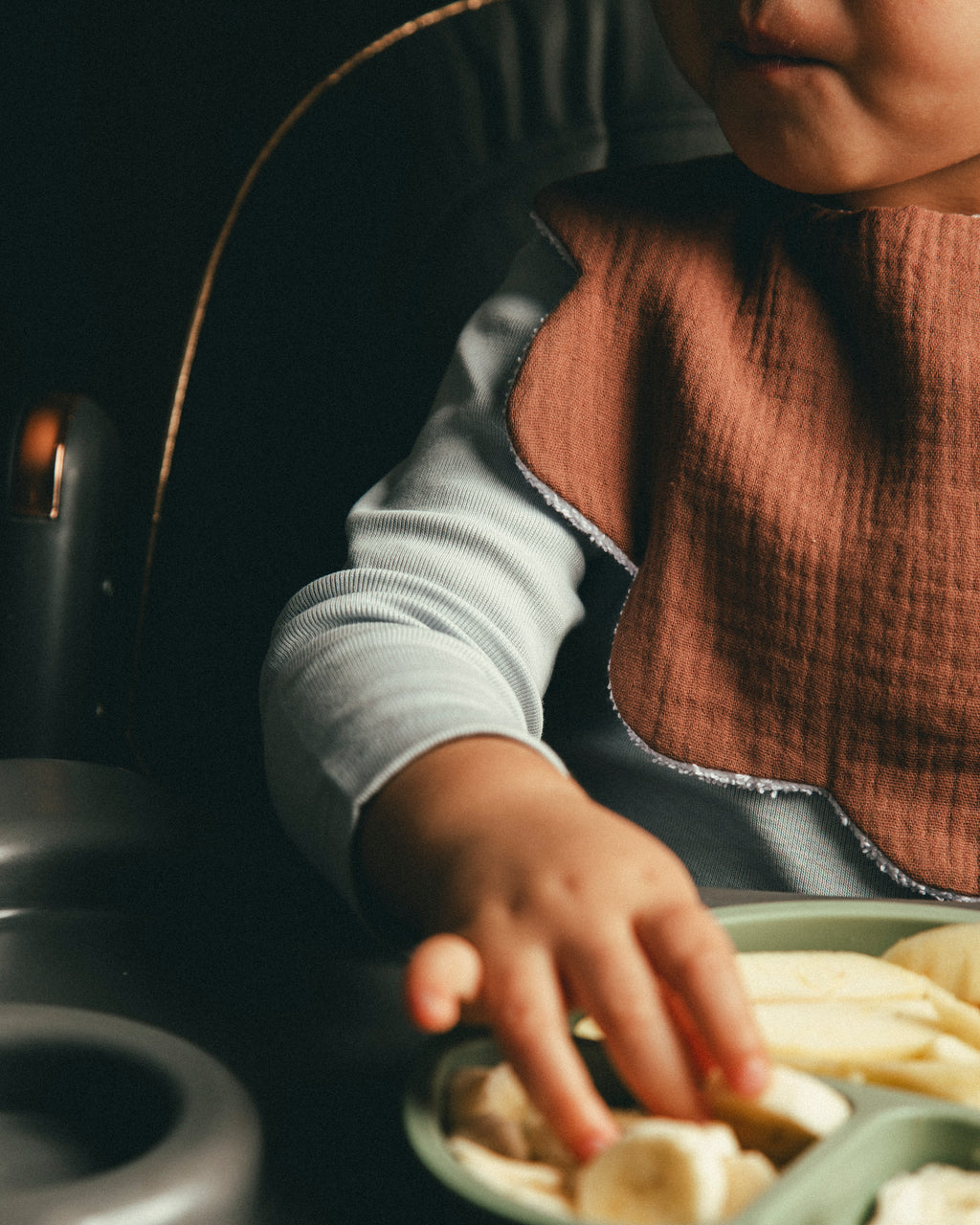 مريلة مزدوجة الطبقات باللون الأرجواني