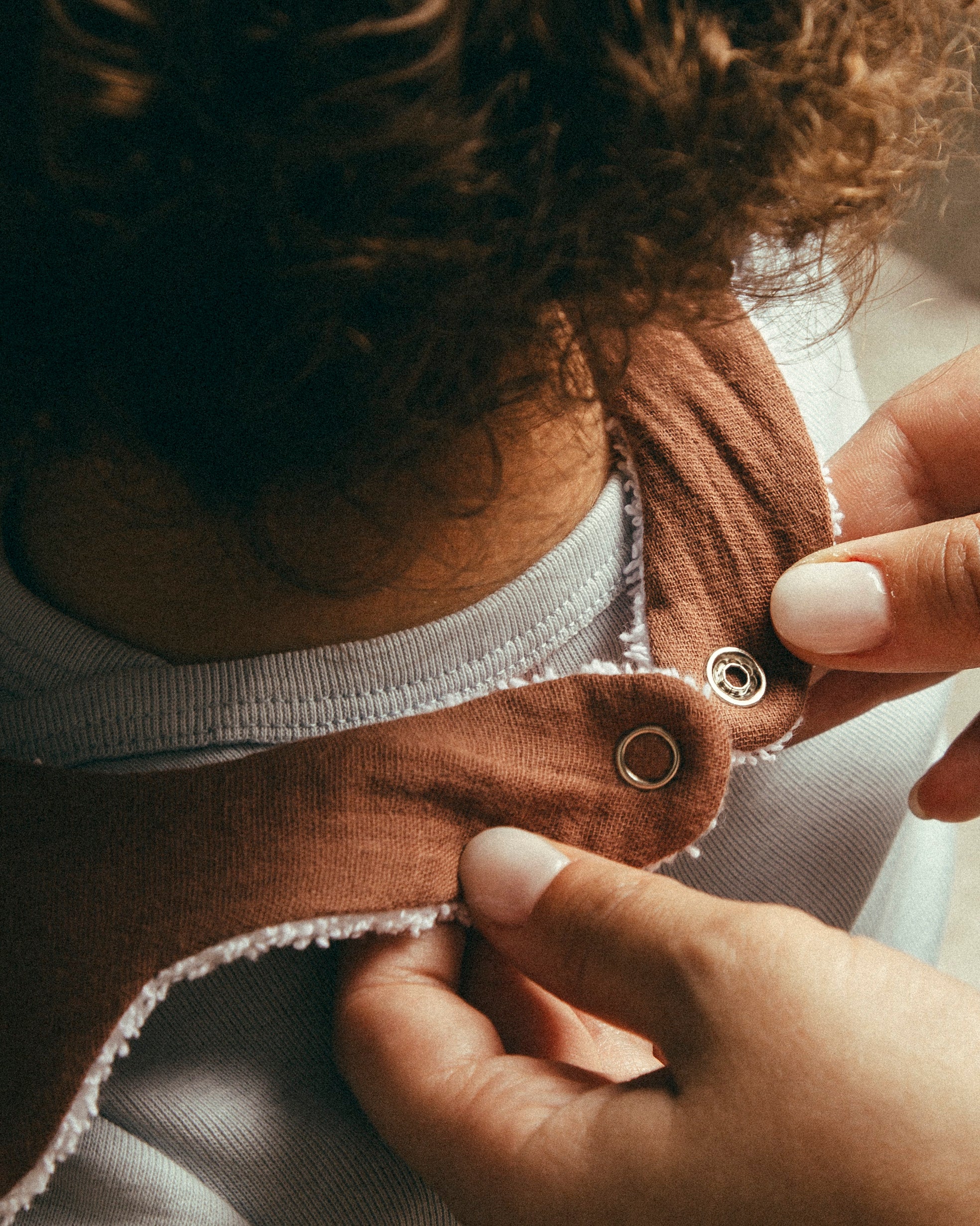 مريلة مزدوجة الطبقات باللون الأرجواني