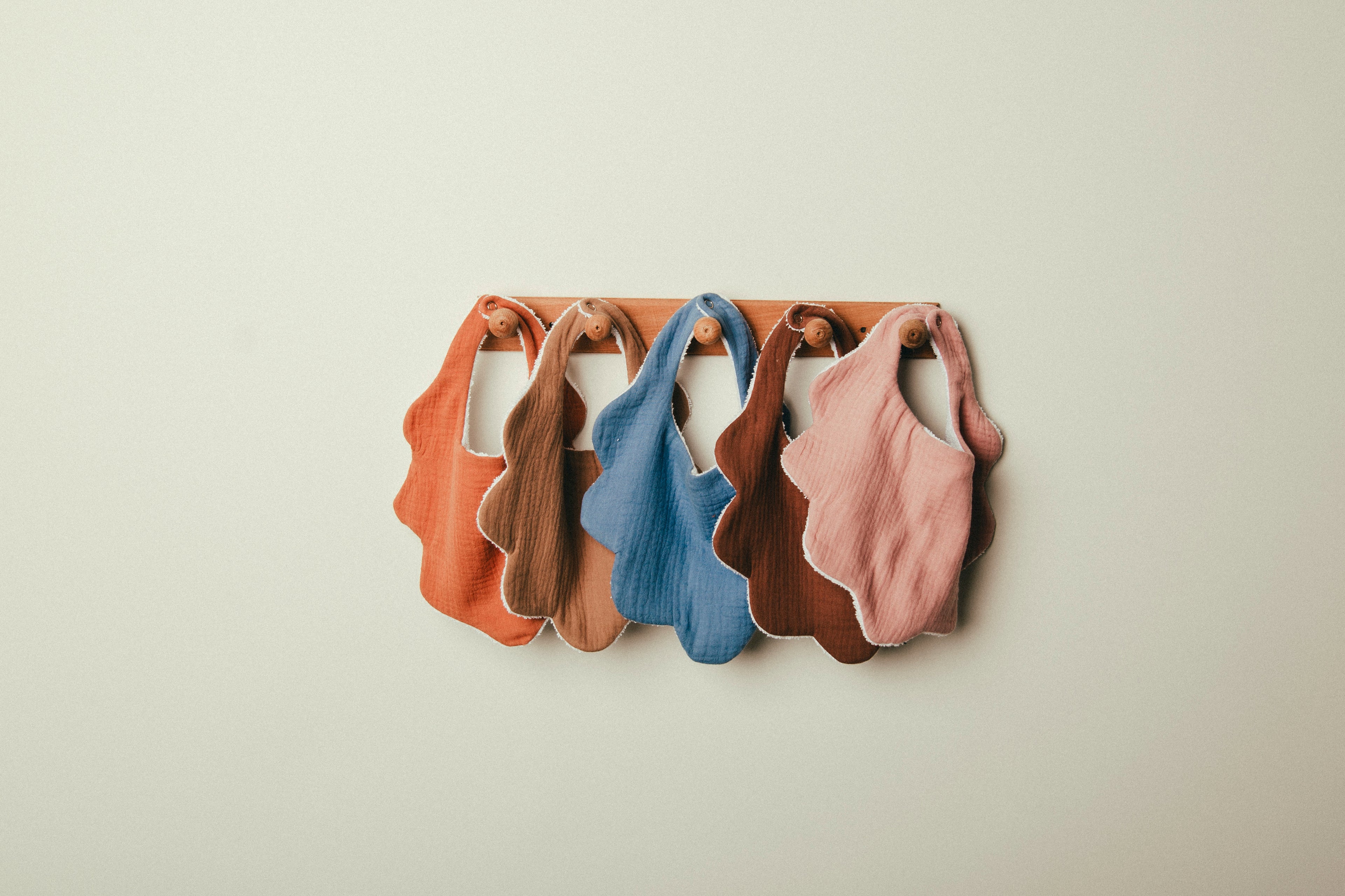 مريلة مزدوجة الطبقات باللون الأرجواني