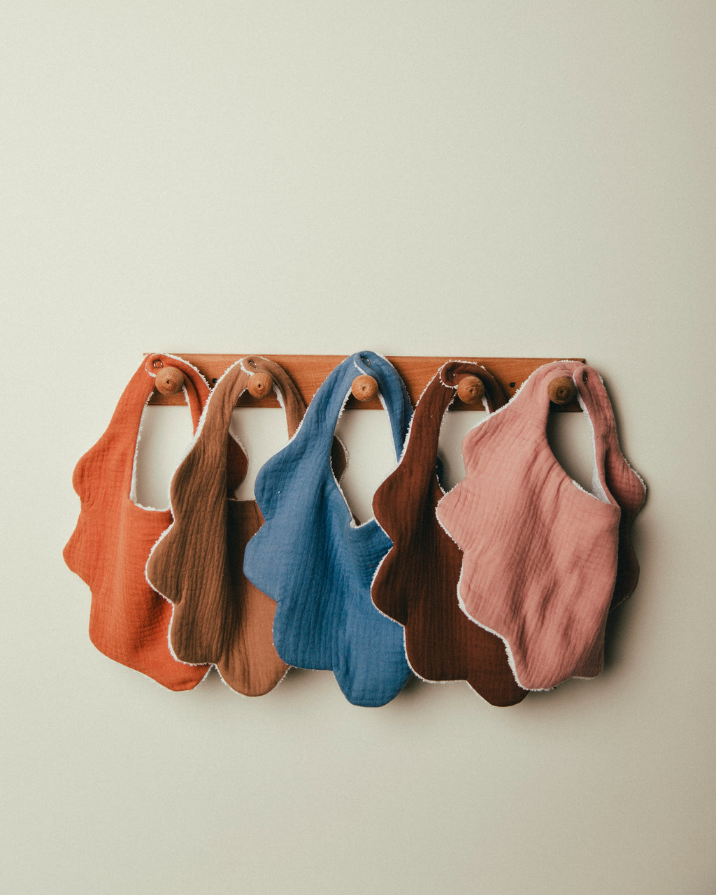 مريلة مزدوجة الطبقات باللون الأرجواني