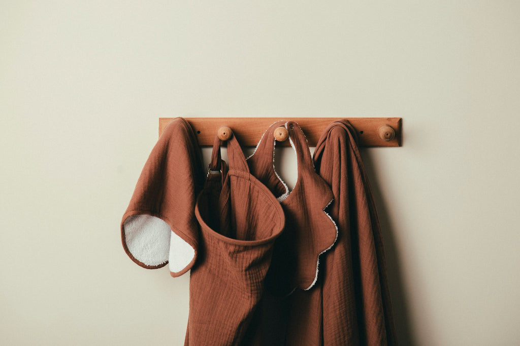 غطاء رضاعة 3 في 1، لون بني شوكولاتة، 100 × 70 سم