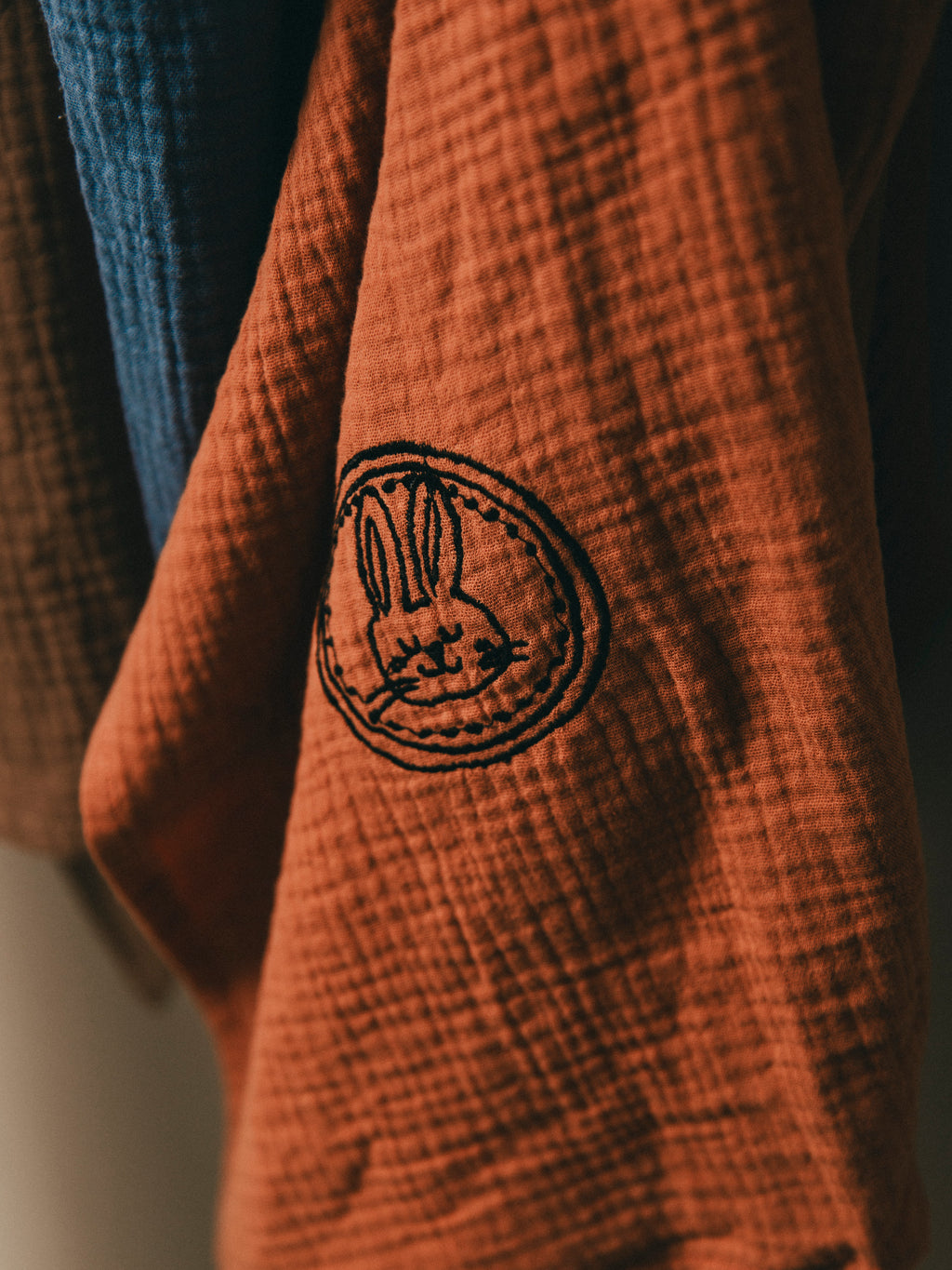 غطاء رضاعة 3 في 1، لون بني شوكولاتة، 100 × 70 سم